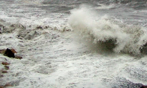 valuri de 10 metri frutuna pe mare jpeg