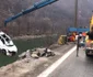 Imagini de la operaţiunea de scoatere a TIR-ului cu maşini căzut în râul Olt pe DN7 în Vâlcea Foto Adevărul 2