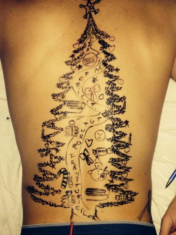 Spatele actorului este tatuat în întregime