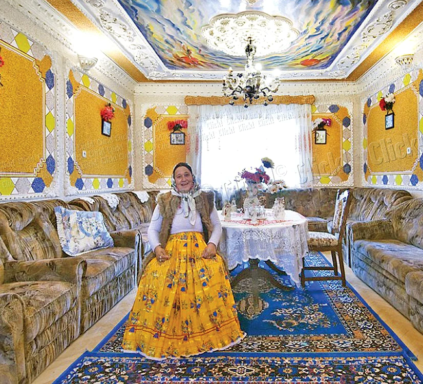 
    “Hasta-i sufrageria. Canapelele de pluş le-am ales chiar eu”  