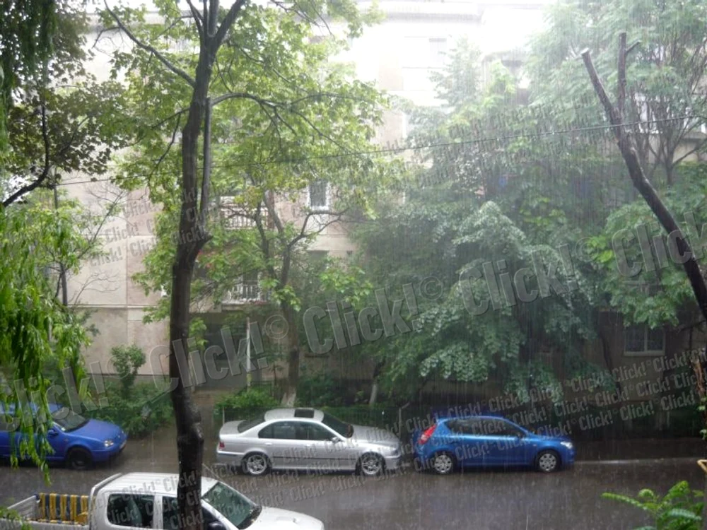 Bucureștenii au parte de averse în acest final de săptămână.