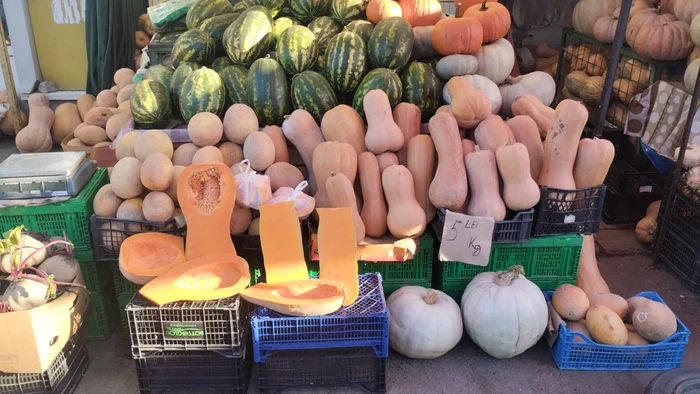În Piața Mare din Craiova oferta este cu mult mai bogată decât în zilele obișnuite FOTO: DAJ Dolj