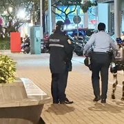 Robot umanoid „escortat” de poliție după ce ar fi speriat o femeie pe stradă, rămânând în spatele ei, în Macau, China FOTO: captură video Facebook