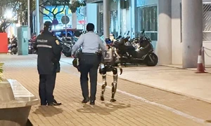 Robot umanoid „escortat” de poliție după ce ar fi speriat o femeie pe stradă, rămânând în spatele ei, în Macau, China FOTO: captură video Facebook
