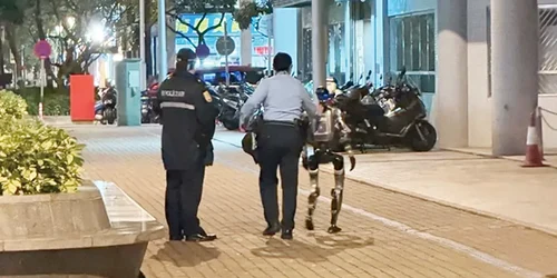 Robot umanoid „escortat” de poliție după ce ar fi speriat o femeie pe stradă, rămânând în spatele ei, în Macau, China FOTO: captură video Facebook