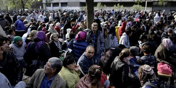 Mii de imigranţi aşteaptă la un centru de înregistrare din Berlin pentru a fi luaţi în evidenţă FOTO AP