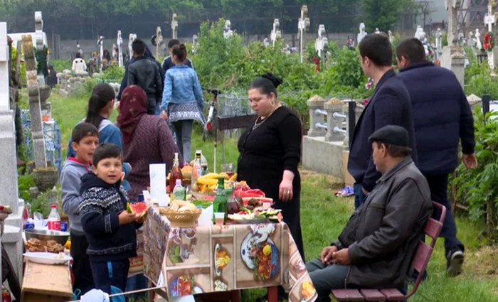 Romii au organizat ospeţe printre morminte Foto Iulian Bunilă