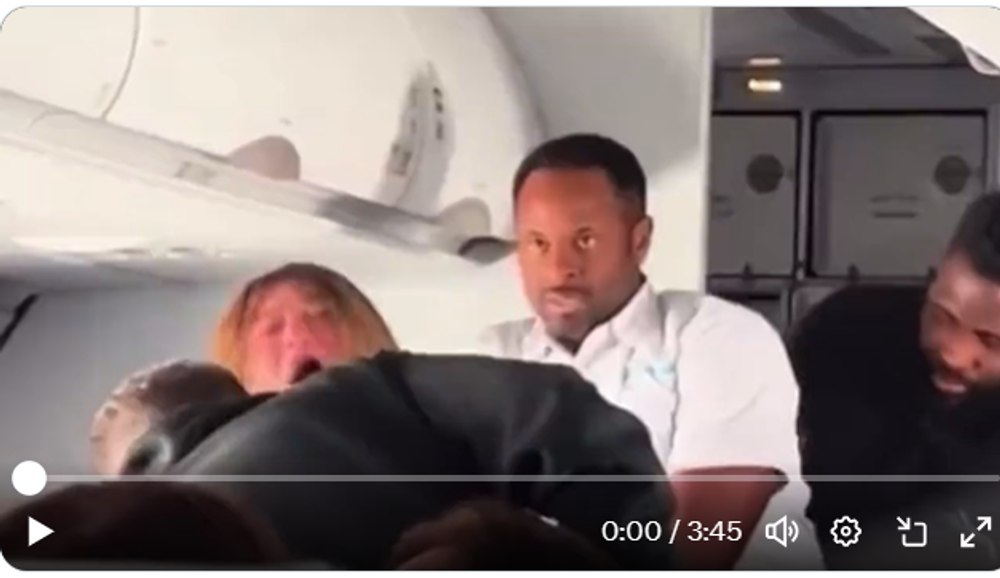 Incident desprins parcă din „Exorcistul”, într-un avion nevoit să aterizeze urgent din cauza unei femei „posedate" VIDEO