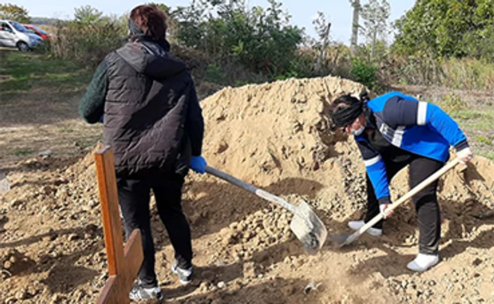 În absenţa groparilor, tatăl şi fiicele au pus mâna pe lopeţiFoto: Liliana G. / Facebook