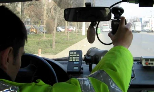 Oamenii legii l-au urmărit prin tot cartierul Valea Roşie pe şoferul fără permis de conducere