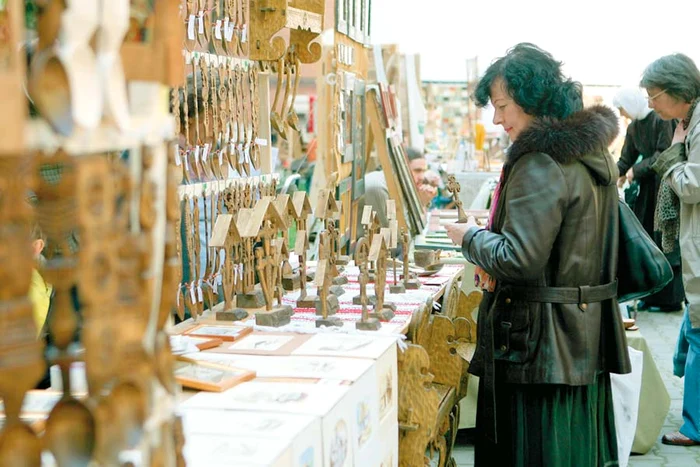 La Târgul de la Muzeul Ţăranului Român, meşterii populari vă aşteaptă cu obiecte din lemn, icoane şi bijuterii