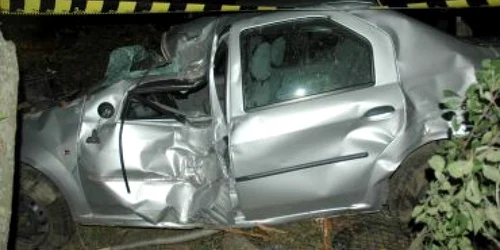 Satu Mare: Beat şi fără permis s-a răsturnat cu Loganul într-un şanţ