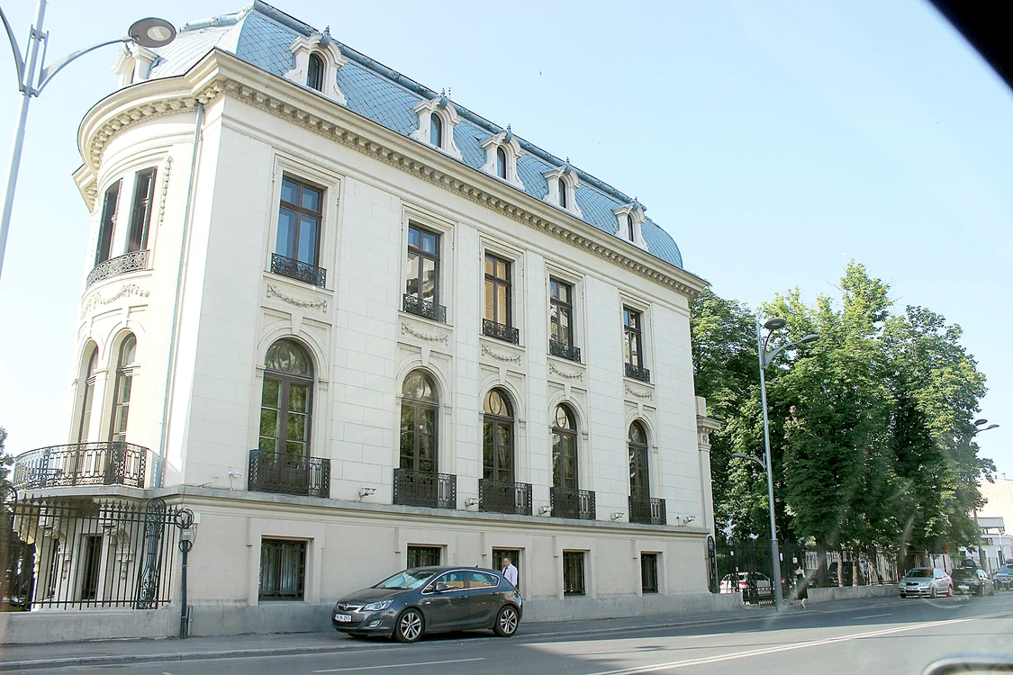 Palatul de pe   Bulevardul Dacia  al familiei Stratan  este evaluat la 10  milioane de euro