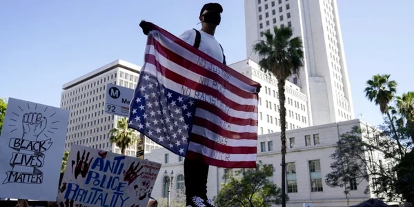 Protestar ţine steagul american invers în timpul unui marş paşnic faţă de moartea lui George Floyd  Los Angeles 3 iunie 2020 FOTO Warrick Page/Getty Images