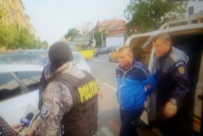 Suspectul a fost adus la Tribunalul Sibiu. FOTO: captură video