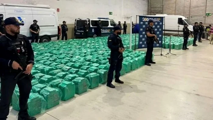Suma uriașă descoperită în casa unui politist Foto: X