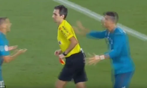 Ronaldo îl împinge pe arbitru jpeg