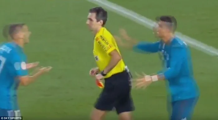 Ronaldo îl împinge pe arbitru