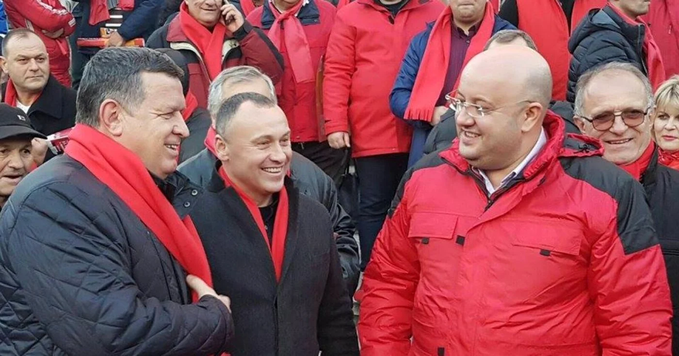Cumetrii politice. De la dreapta la stânga: Costantin Rădulescu - Eugen Neaţă - Mircia Gutău, preşedinte de Consiliu Judeţean, parlamentar şi primar; Foto Ziarul de Vâlcea