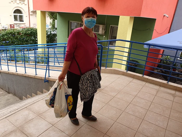 Tanti Mariana și-a luat măsuri de precauție la intrarea în spital. Foto: Adrian Popescu