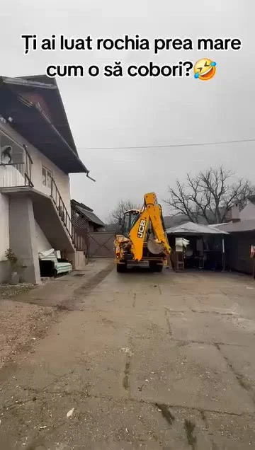 Imagini virale din Argeș: mireasă coborâtă de la balcon cu un excavator