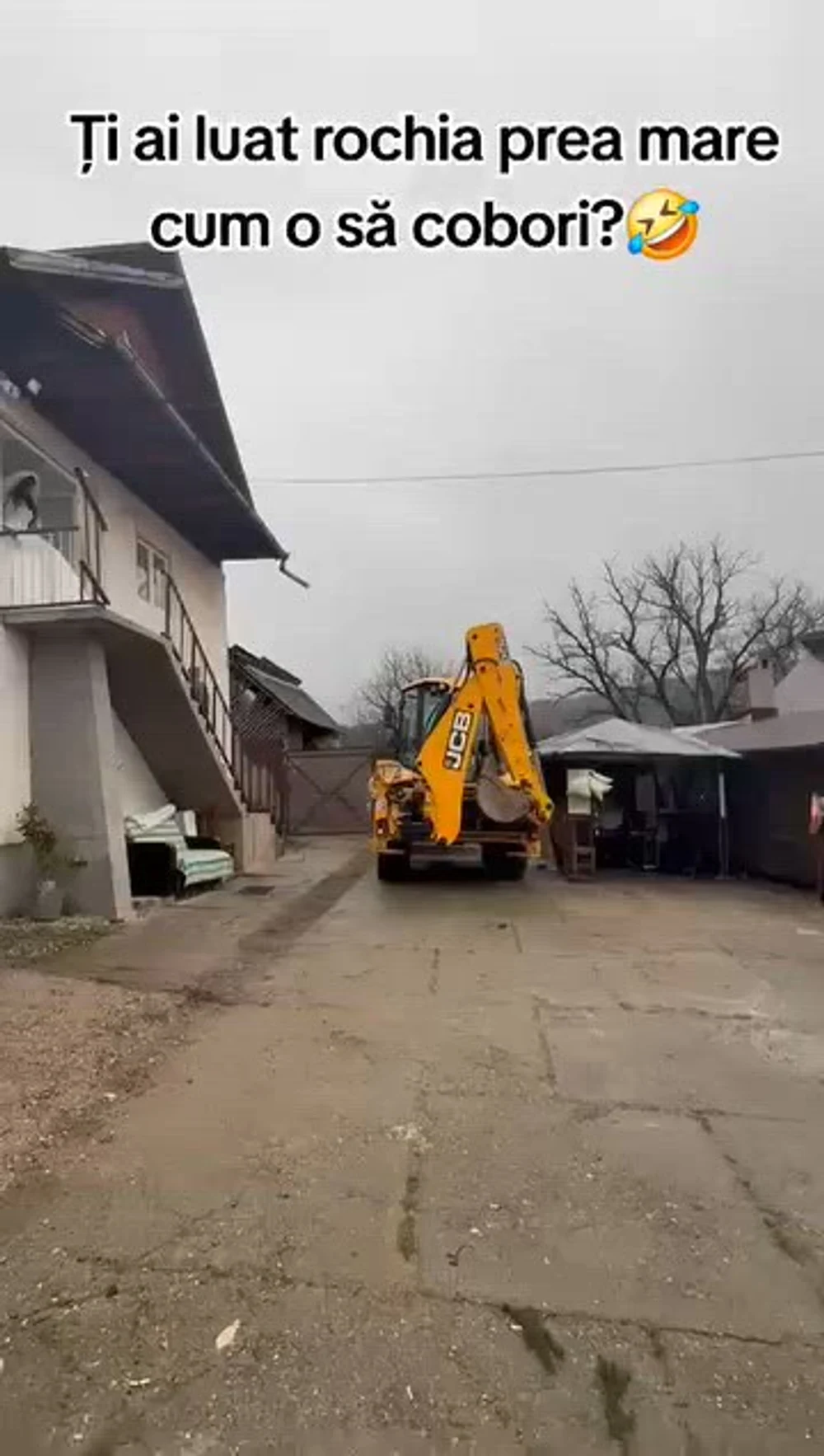 Imagini virale din Argeș: mireasă coborâtă de la balcon cu un excavator