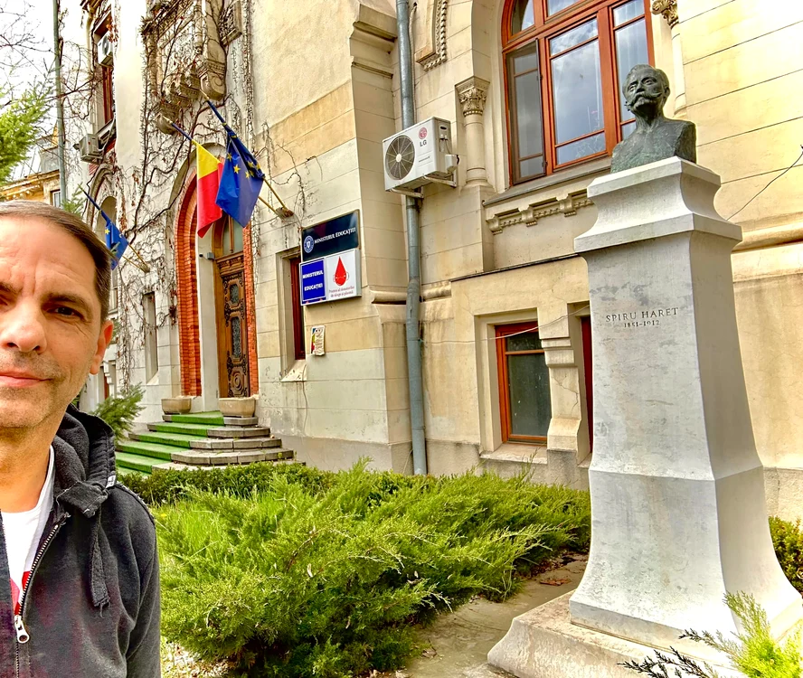 Dan Negru s-a fotografiat în fața Ministerului Educației. Foto: arhiva personală.
