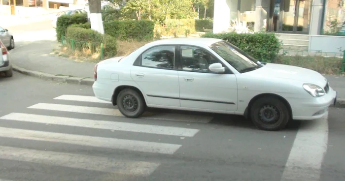 Autoturism parcat neregulamentar FOTO Poliţia Locală Tulcea