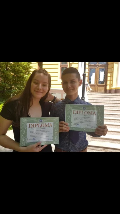 George Călinescu - elev de 10 la Capacitate 2020 de la Şcoala Gimnazială Take Ionescu din Râmnicu Vâlcea - în imagine alături de o altă colegă Foto Adevărul