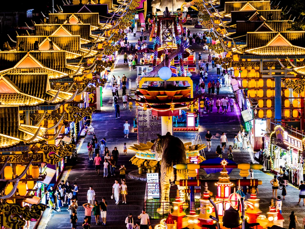 Zona centrală din oraşul Nanning, animată de turişti şi luminată spectaculos