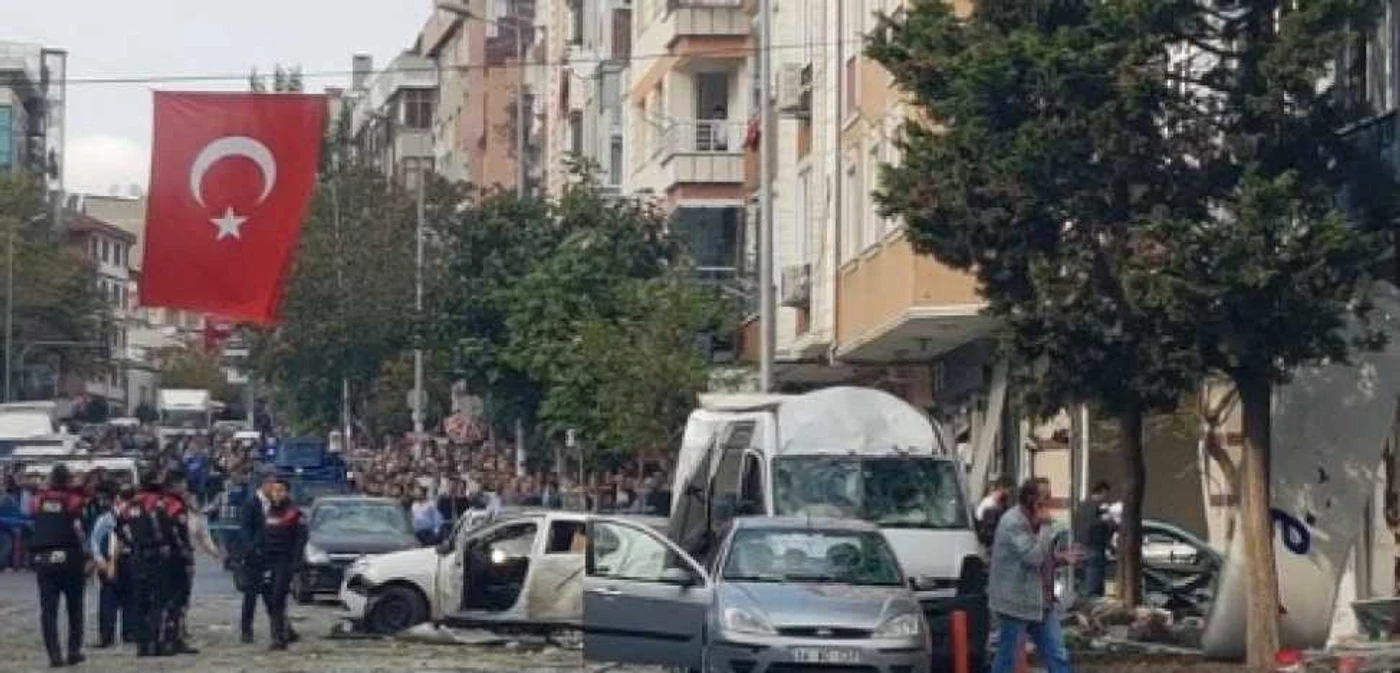 O explozie a avut loc în apropierea unei secţii de poliţie din Istanbul Foto: @haber10/ Twitter