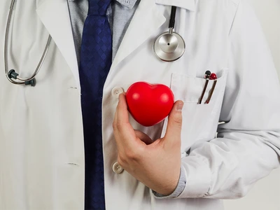 doctor ce tine o inima de plastic in fata pieptului cardiologie chinica hereditas png