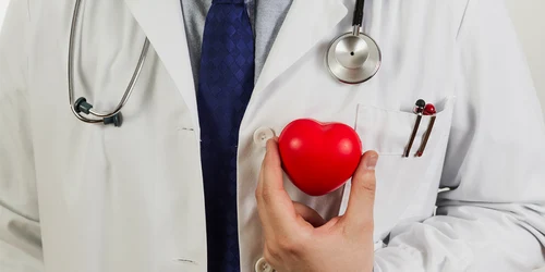doctor ce tine o inima de plastic in fata pieptului cardiologie chinica hereditas png