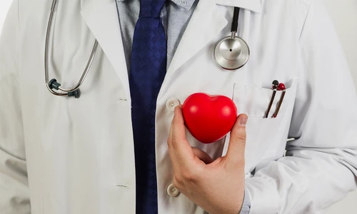 doctor ce tine o inima de plastic in fata pieptului cardiologie chinica hereditas png