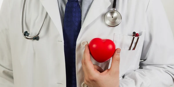 doctor ce tine o inima de plastic in fata pieptului cardiologie chinica hereditas png