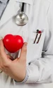 doctor ce tine o inima de plastic in fata pieptului cardiologie chinica hereditas png