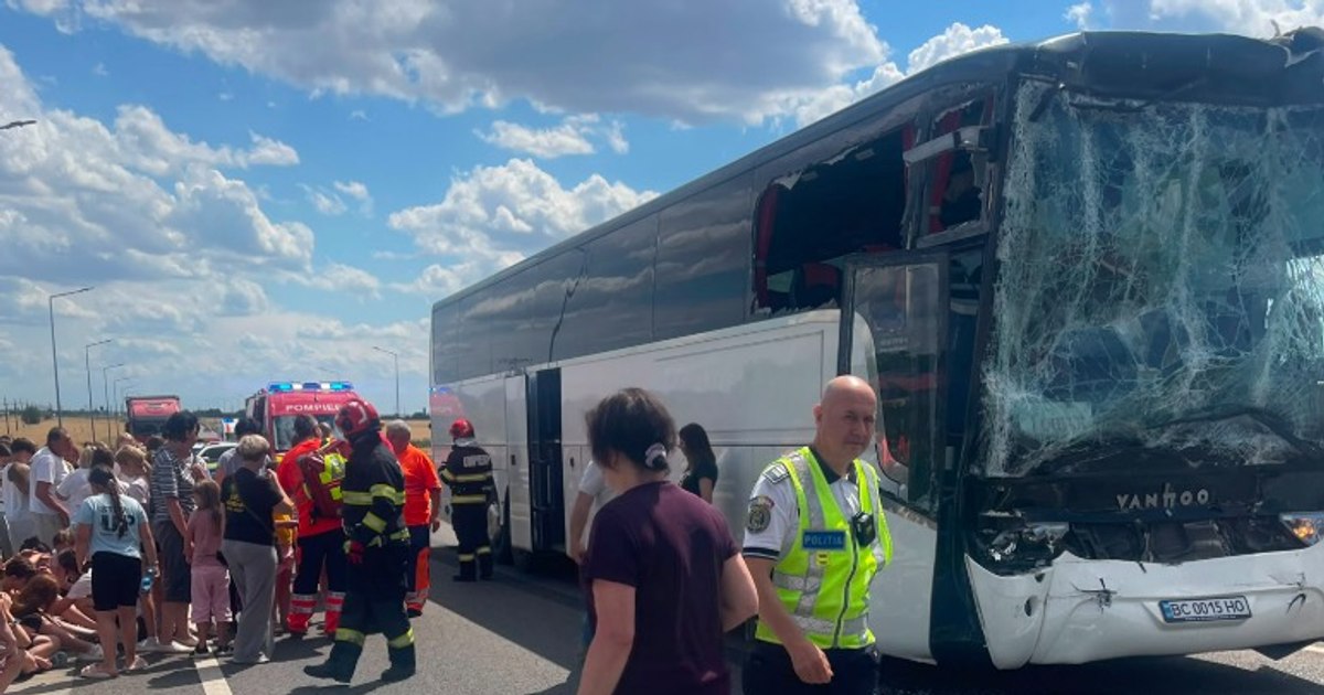 Planul Roșu de Intervenție, activat în Călărași după un accident între un autocar și un TIR. 16 victime, dintre care 4 copii, au fost transportate la spital