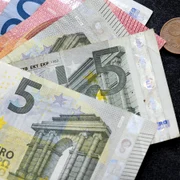 cursul euro ar putea depa i 5 00 lei inca din aceasta luna jpg