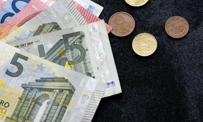 cursul euro ar putea depa i 5 00 lei inca din aceasta luna jpg