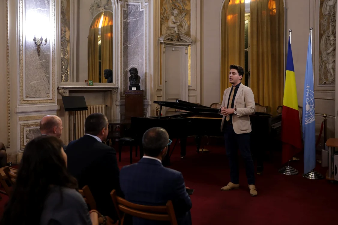 Aurelian Mohan adresându-se tuturor reprezentanților ONU din România (2018). FOTO: Arhivă personală