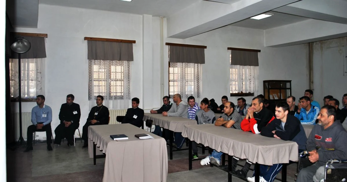 În cadrul acţiunii membrii Cenaclului Nichita Stanescu, al penitenciarului, au sustinut un program artistic, care a cuprins poezii religioase şi cântece pascale.