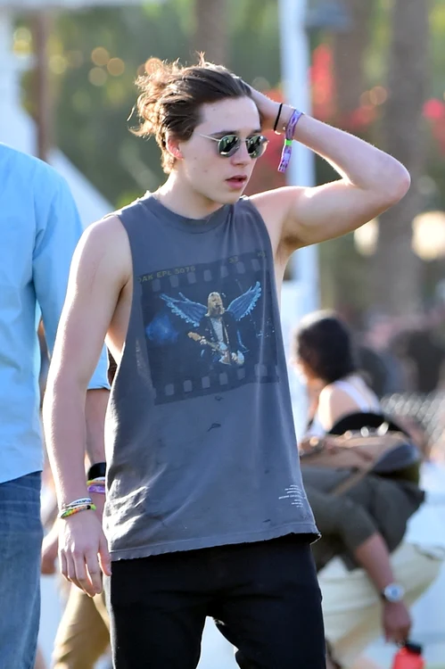 Brooklyn Beckham, îmbrăcat într-un maiou Nirvana, la festivalul Coachella din California