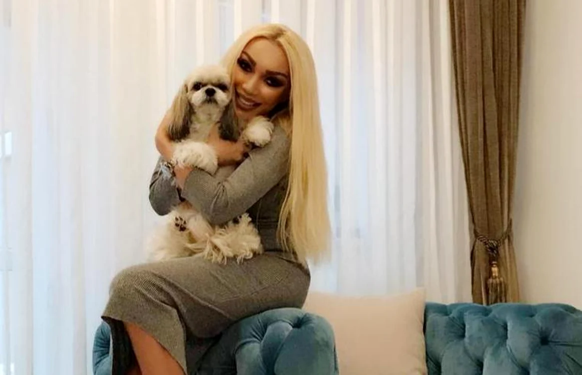 
    Diana Lucan, alături de Erika, o Shih Tzu în vârstă de 12 anifoto: arhivă personală  