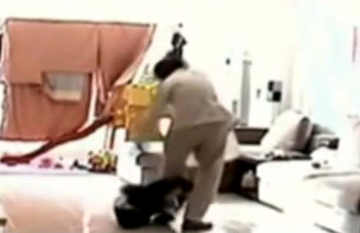 
    Deşi copilul urlă de durere, aceasta nu se opreşte din lovituriFoto: Captură Youtube  
