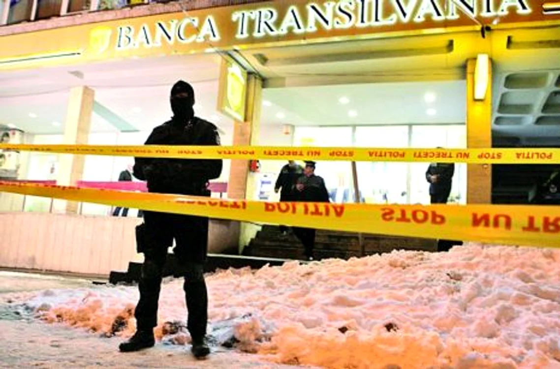 Două persoane mascate au intrat înarmate în unitate şi au sustras peste 246.000 de lei sub ameninţarea armei