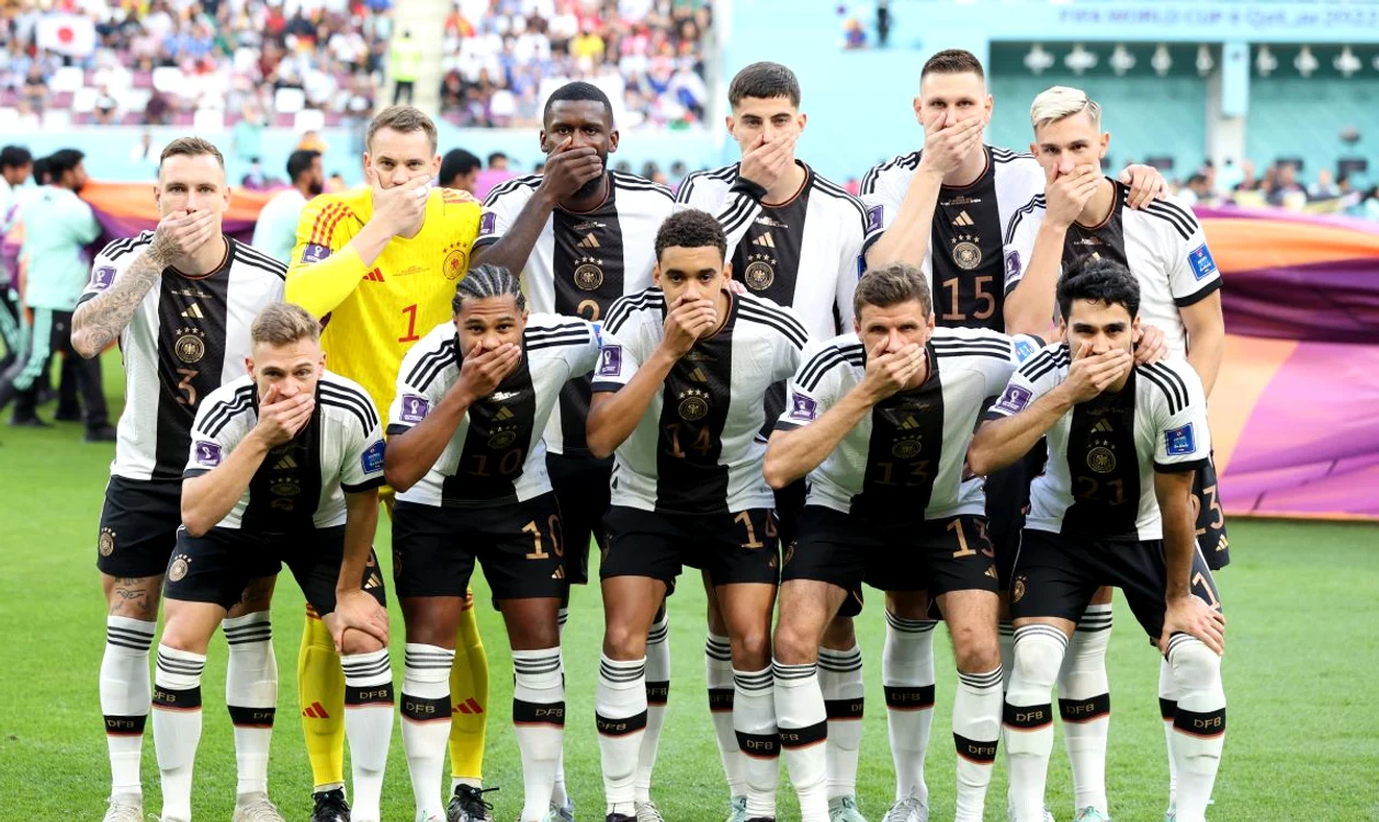 Fotbaliștii Germaniei, la poza oficială de dinaintea meciului cu Japonia (FOTO: Guliver/ Gettyimages