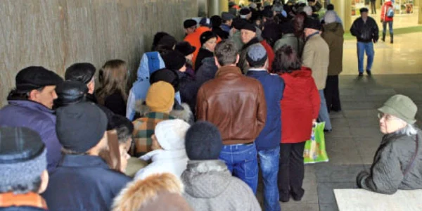 Bucureştenii au format o coadă pe patru rânduri 