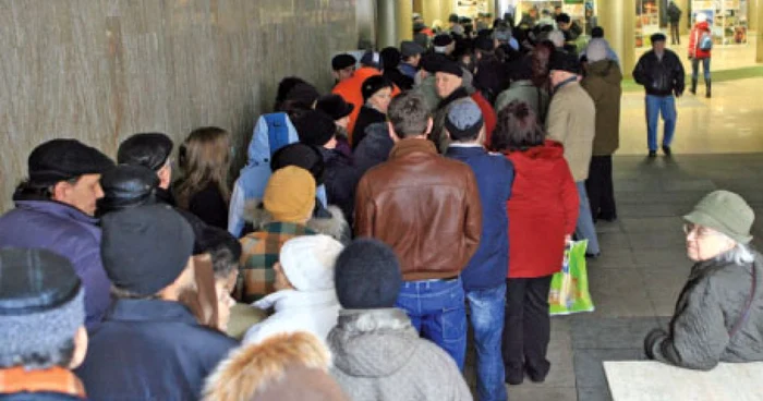 Bucureştenii au format o coadă pe patru rânduri