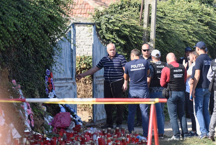 
    Gheorghe Dincă intră în curtea casei și le arată procurorilor unde a sechestrat-o pe Alexandra MăceșanuSursa foto: Inquam Photos - Bogdan Dănescu  