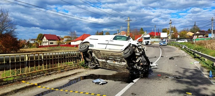 Șoferul implicat în accident a fost transportat la spital FOTO Poliția Neamț